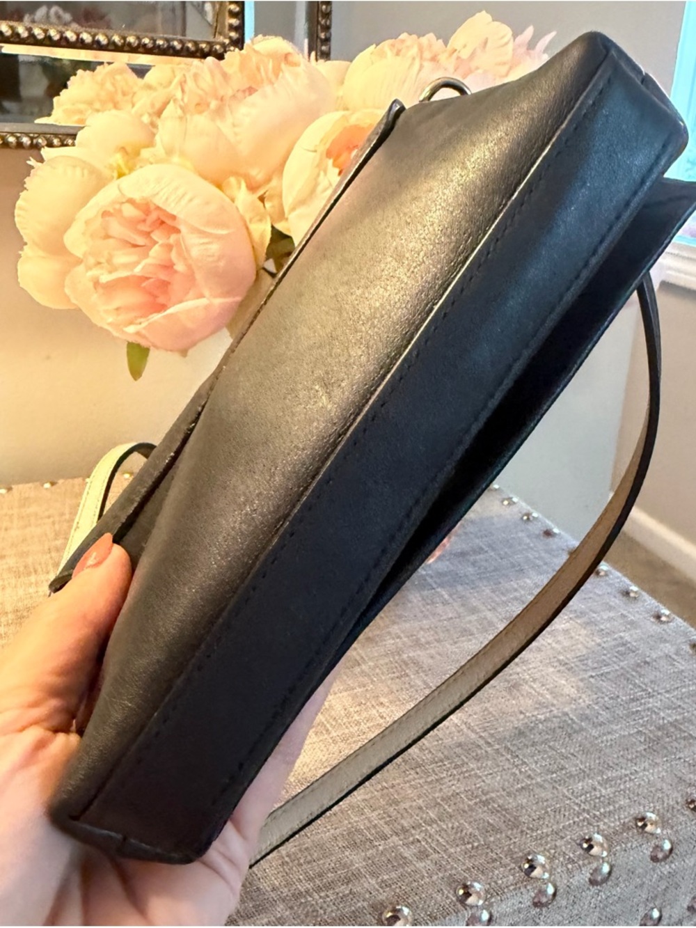 Kate Spade Classic Black Leather Crossbody Bag with Gold Turn-Lock Storybook - Picture 5 of 7